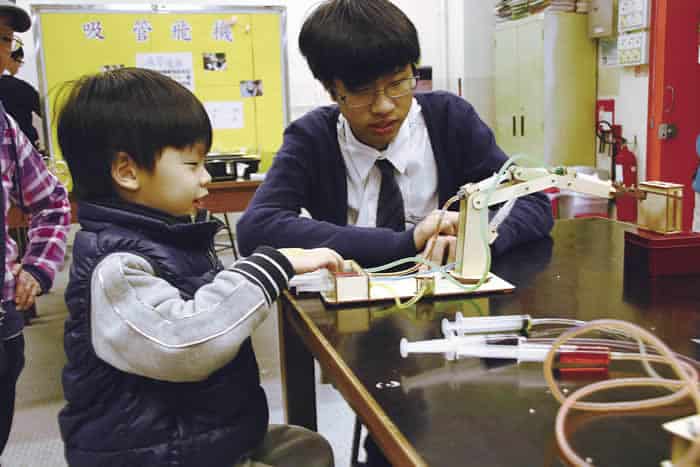 樂善堂梁銶琚書院 善用科技造福世界 培養正確學習態度 樂善堂梁銶琚書院 善用科技造福世界 培養正確學習態度