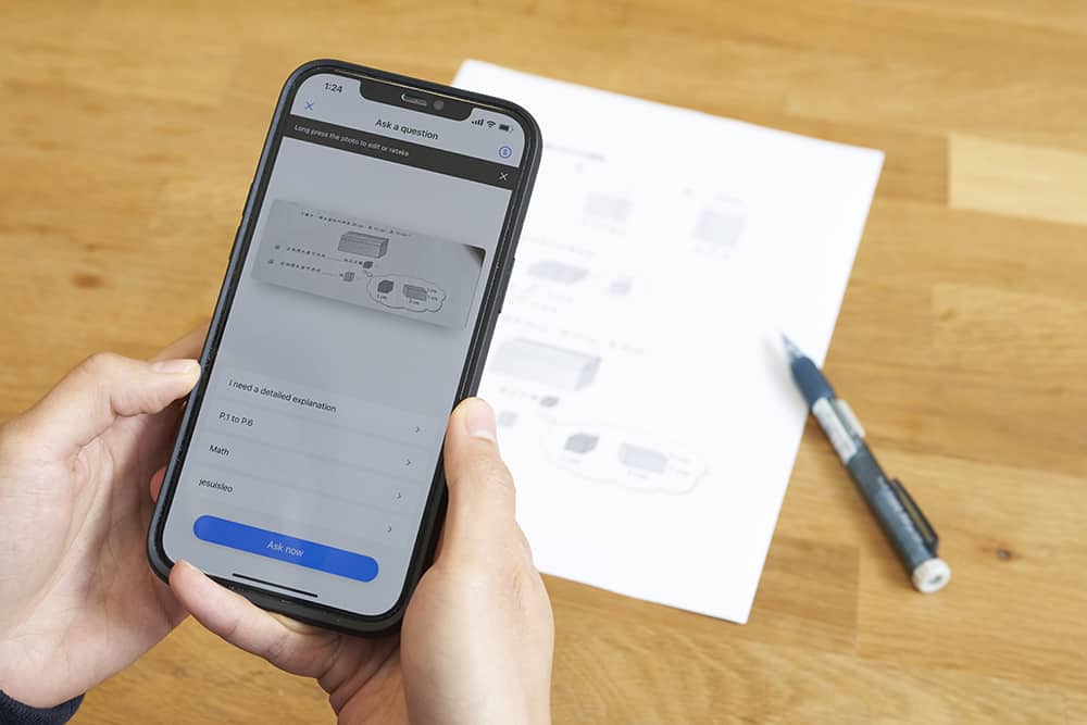 利用手機拍下功課難題，就有專人導師即時解答功課難題。