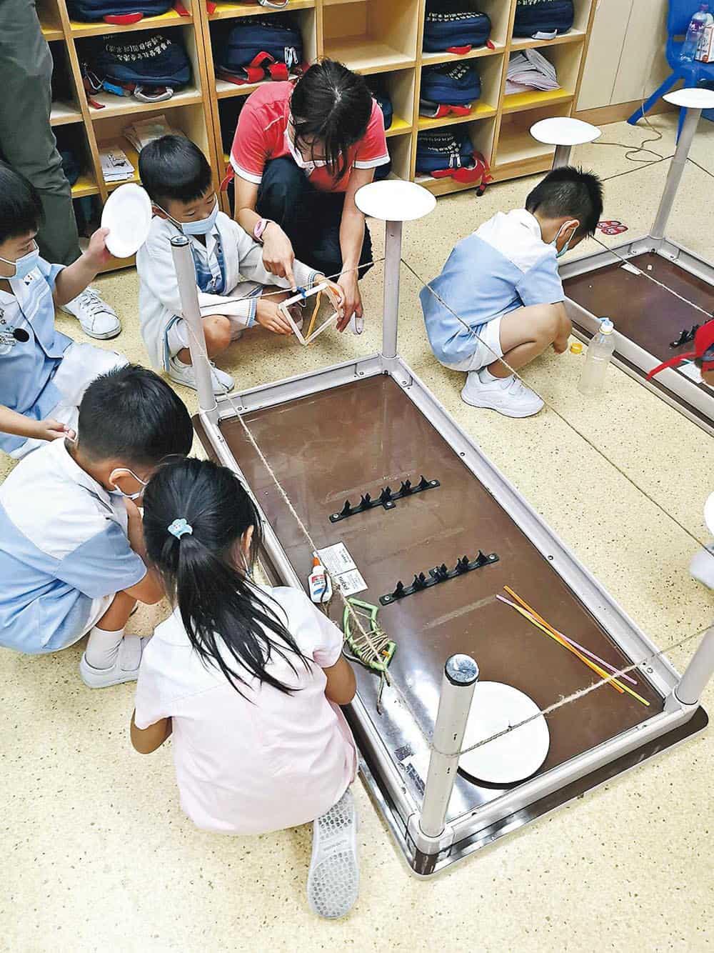  中華基督教會香港志道堂基博幼稚園（將軍澳）參加教大計劃，由專家協助學校將STEM元素增至原有課程。該校中班（K2）學生以往會在課堂認識本港景點，STEM教育下他們會學習主題公園設施的滑輪系統，並在課室製作小型「纜車」。（教大提供）