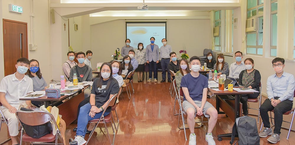 高主教書院 以變應變<br/>策略革新有效 成績穩步上揚 高主教書院邀請香港大學教育學院專家到校舉行培訓工作坊,促進教師專業成長。