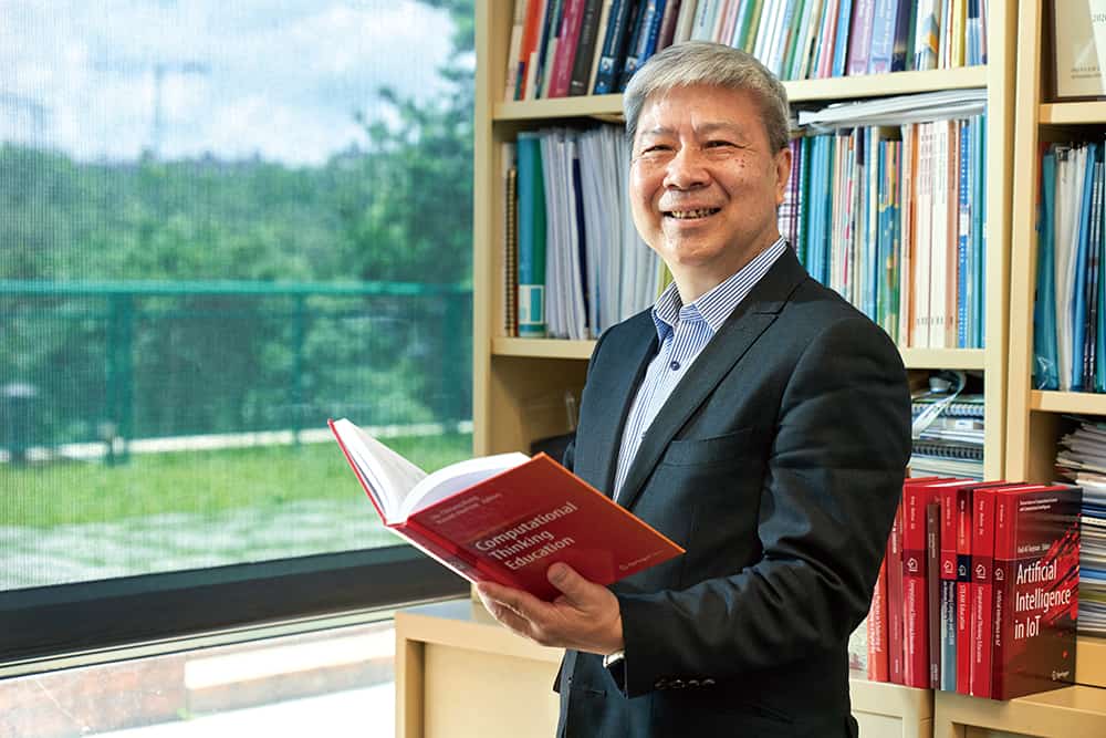 CoolThink@JC全港小學生運算思維比賽<br/>推動將編程融入學科學習 全方位普及運算思維教育 江紹祥教授表示:我們推動「入科」,運用編程教授數學科、常識紏、英國語文等學科,教師表示提升了教學質素。