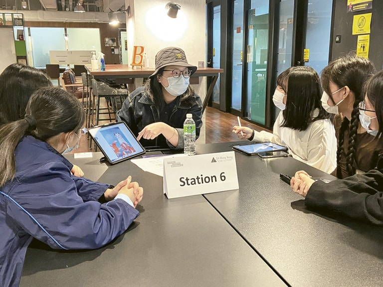 「學生營商體驗計劃」為期7個月，為學生提供各類商界經驗及知識分享，例如安排專業設計顧問提供意見，幫助學生「營商」。