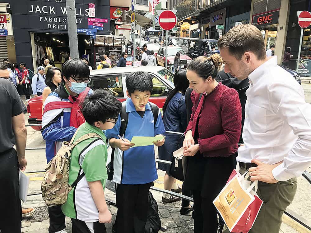 踏出班房，學生以英語訪問外籍人士，活學活用。