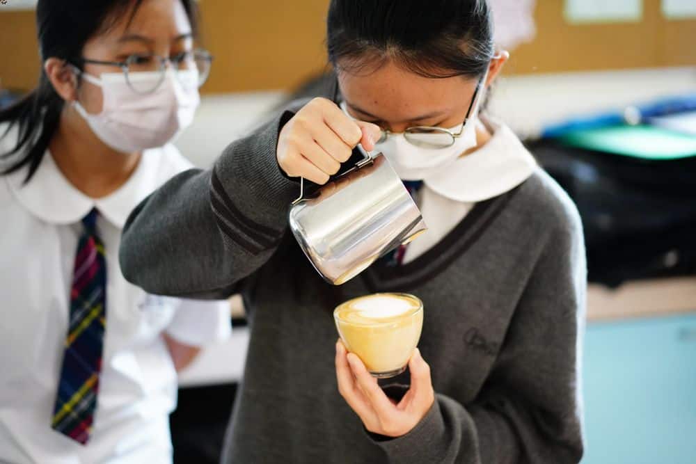 香港中文大學校友會聯會陳震夏中學<br/>透過「校本特色課程」 發揮震夏人多元潛能 香港中文大學校友會聯會陳震夏中學<br/>透過「校本特色課程」 發揮震夏人多元潛能