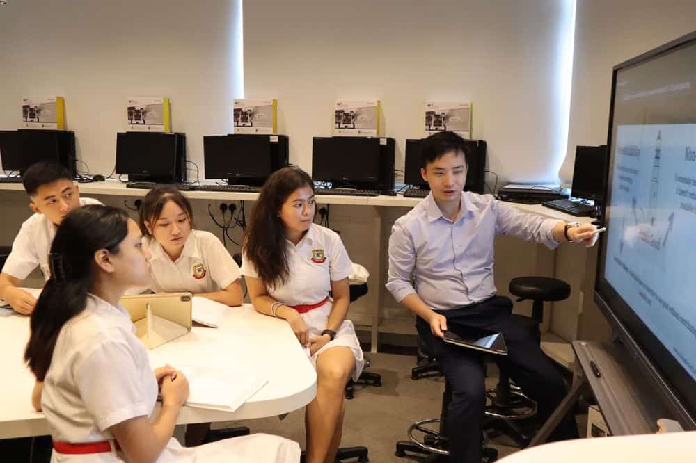 孔聖堂中學<br/>孔孟思想與創科思維交融 培養廿一世紀社會人才 孔聖堂中學<br/>孔孟思想與創科思維交融 培養廿一世紀社會人才
