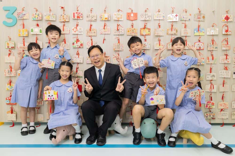 東華三院鄧肇堅小學<br/>學業與愉快並重 成就關愛共融校園 東華三院鄧肇堅小學<br/>學業與愉快並重 成就關愛共融校園