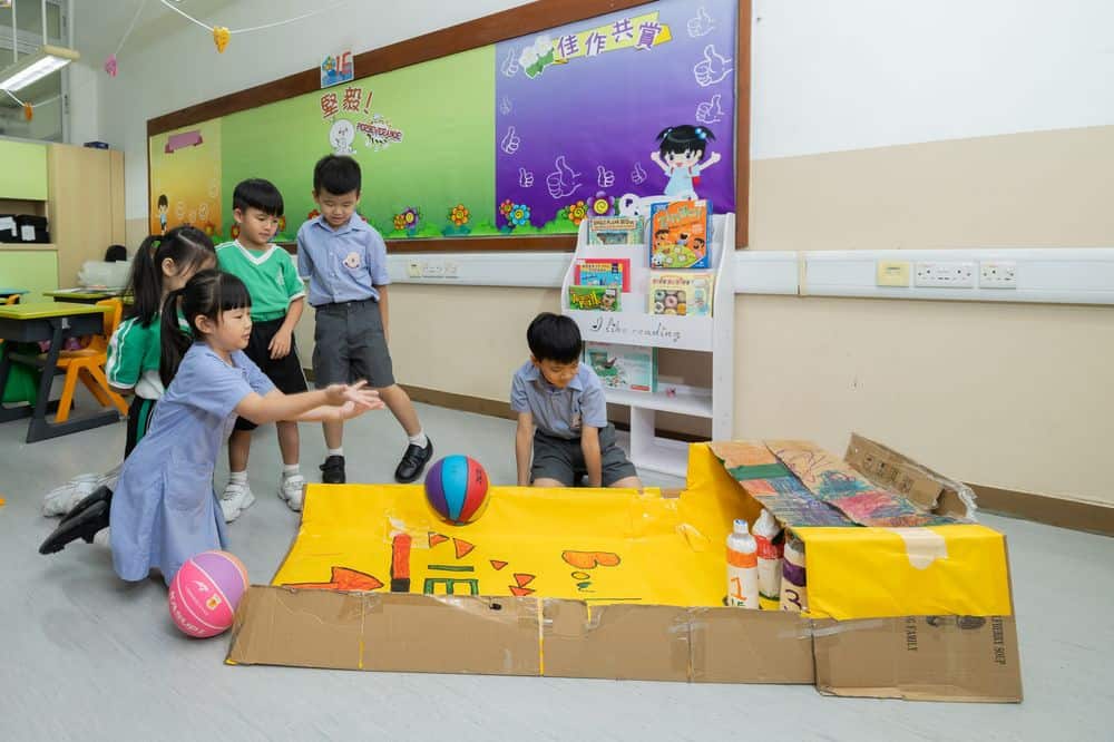 東華三院鄧肇堅小學<br/>學業與愉快並重 成就關愛共融校園 東華三院鄧肇堅小學<br/>學業與愉快並重 成就關愛共融校園