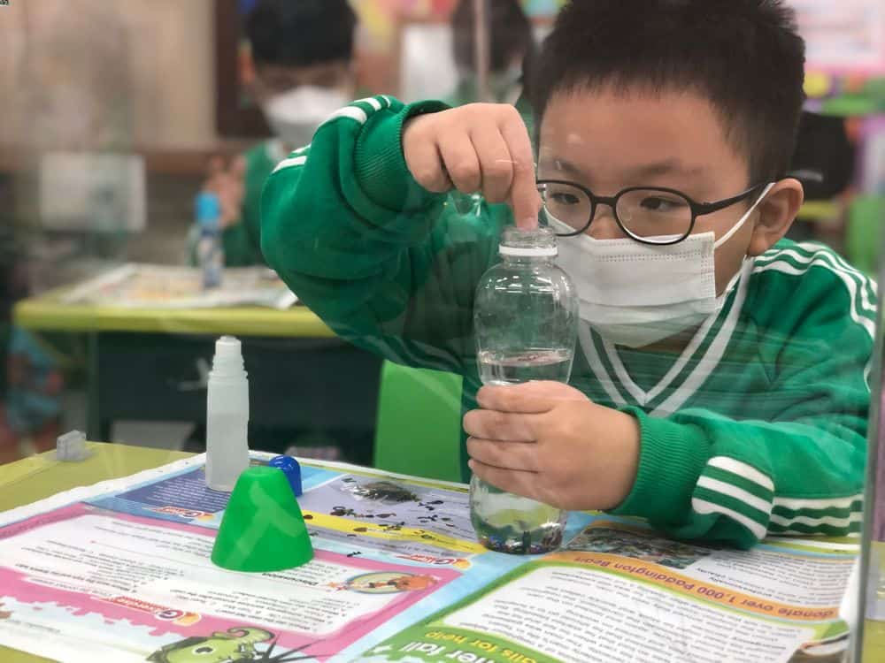 東華三院鄧肇堅小學<br/>學業與愉快並重 成就關愛共融校園 東華三院鄧肇堅小學<br/>學業與愉快並重 成就關愛共融校園