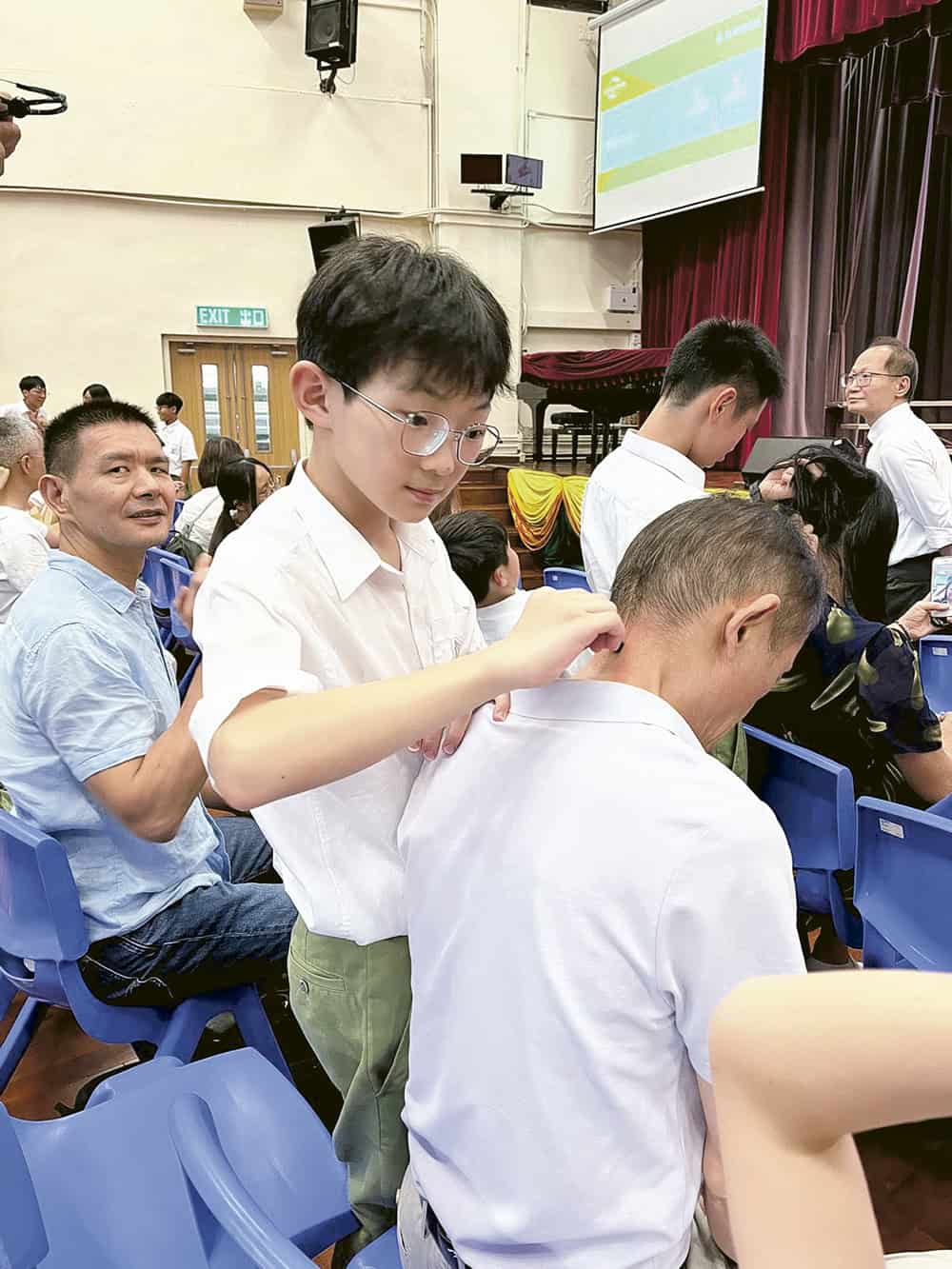 同學為家人按摩