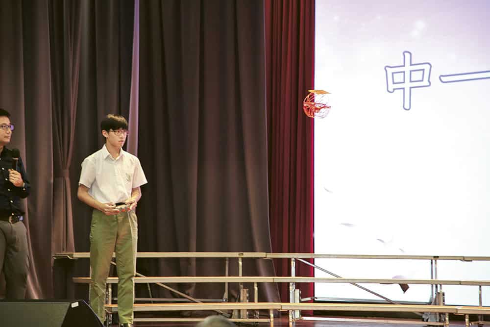 培英中學推孝道教育<br>懇親揚孝道 按摩報親恩 文同學操控無人機投遞心意