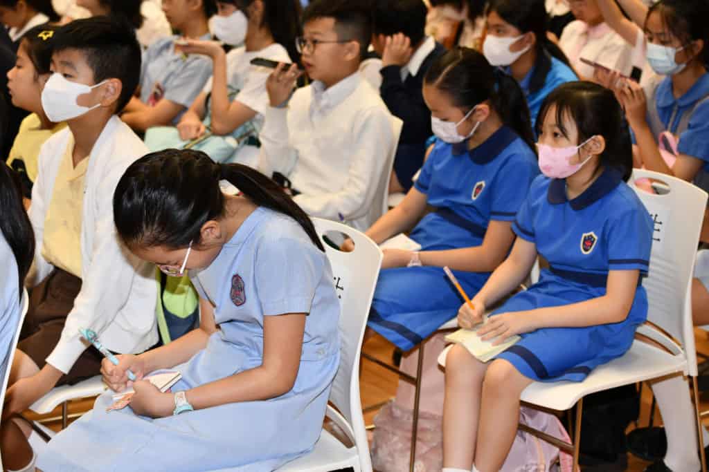 有份參與聖公會校園記者培訓計劃開學禮的校記都專心聆聽講者的分享，不時執筆摘錄重點。