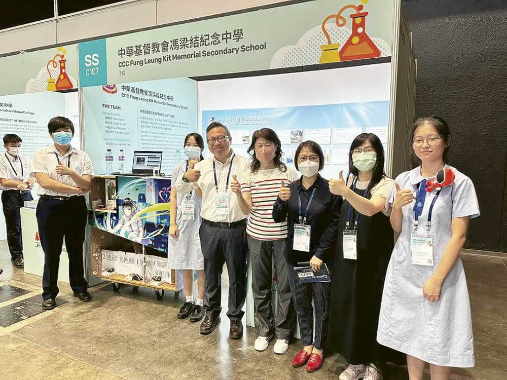 學生憑着Greenbot在創科展中獲得優異獎