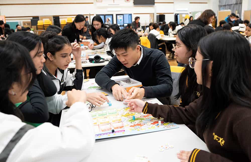 恒生攜手家福會藉棋盤遊戲<br>向逾百位少數族裔學生傳授理財知識