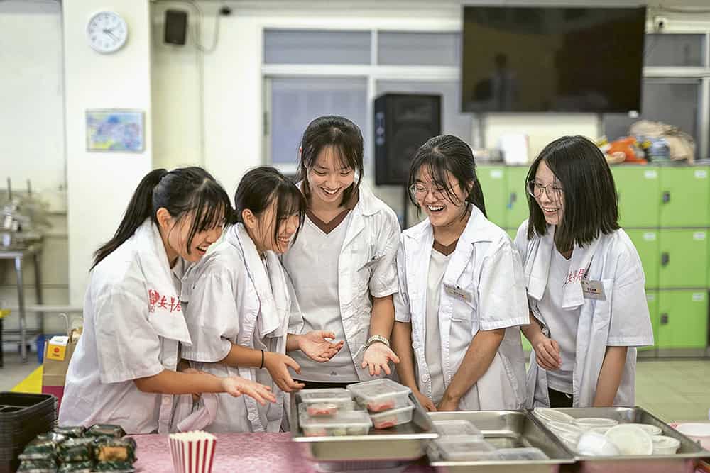 中華基督教會銘基書院<br>學術品格雙軌發展 全人教育裝備未來 學生參與校外活動,為患有吞嚥困難的長者製作軟餐。