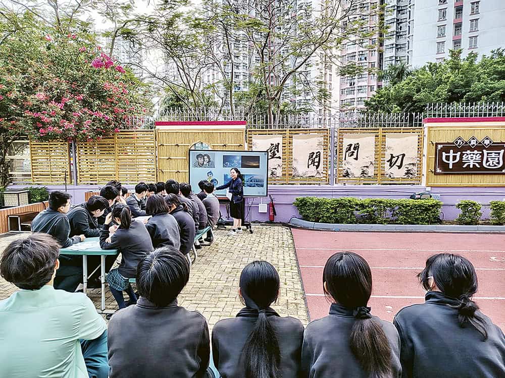 中醫健康學會邀請中醫師講解中醫藥學基礎知識，並在中藥園上課。